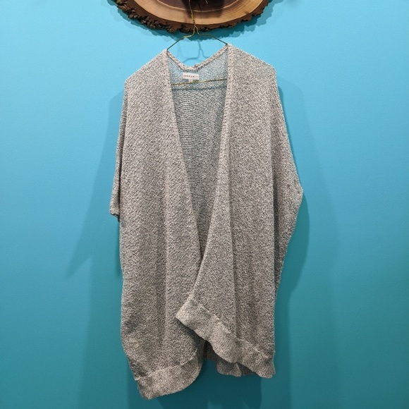 Aritzia Community Iconic cape XS/S in VGUC - Picture 2 of 3